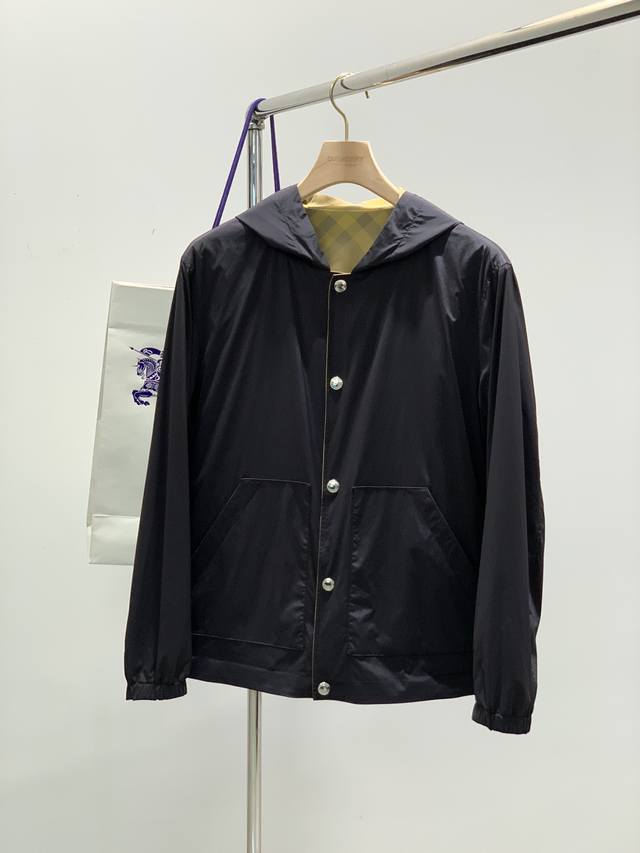 p510，Burberry 巴宝莉，2025春季最新品，专柜同步有售，原单狠货，时尚休闲两面穿连帽外套，进口原版面料，上身舒适透气，顶级刺绣工艺字母图案装饰Lo