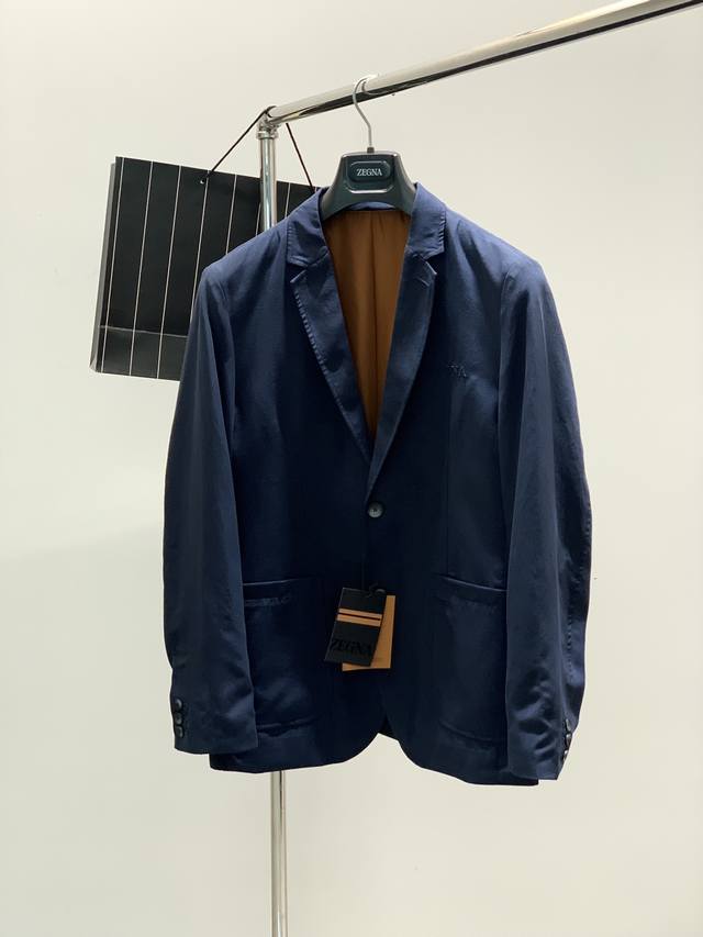 p420，杰尼亚 Zegna，2025春季最新品，专柜同步有售，原单狠货，时尚休闲西装外套，采用进口原版面料，舒适透气，立体工艺字母图案装饰Logo，原版五金辅