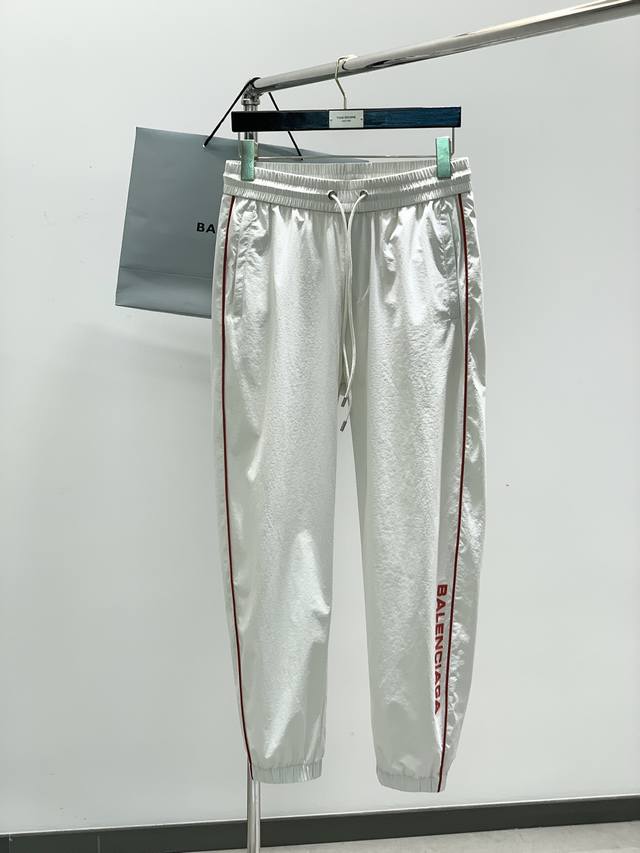 p220，Balenciaga 巴黎世家，2025春季最新品，专柜同步有售，原单狠货，水洗休闲裤，进口原版水洗弹力面料，舒适有弹性，顶级印花刺绣工艺字母图案Lo
