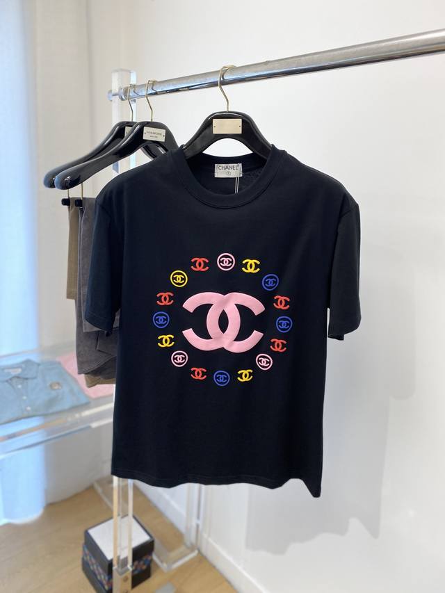 chanel香奈儿、2025最新款短袖T恤，帅气时尚，胸前精顶级直喷图案字母Logo，简约百搭款。面料棉 不仅挺括，保持潮流的廓形，又穿着舒适，纱织更细腻，码数