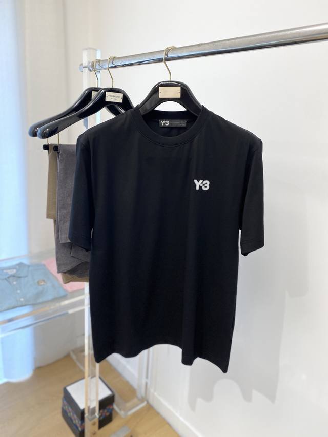 Y-3、2025新品短袖T恤，帅气时尚，胸前顶级印花字母Logo，简约百搭款。面料棉 不仅挺括，保持潮流的廓形，又穿着舒适，纱织更细腻，码数M-3Xl P200