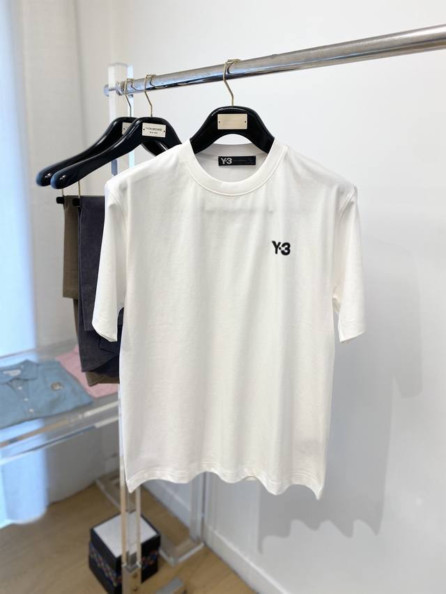 y-3、2025新品短袖T恤，帅气时尚，胸前顶级印花字母Logo，简约百搭款。面料棉 不仅挺括，保持潮流的廓形，又穿着舒适，纱织更细腻，码数L-3Xl P200