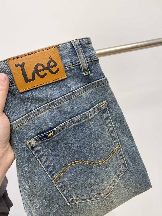 lee 时尚潮牌、2025最新品，专柜同步有售，原单狠货，水洗休闲牛仔裤，进口原版水洗弹力面料，舒适有弹性，原版五金辅料装饰Logo，版型超正，档次极高，专柜品