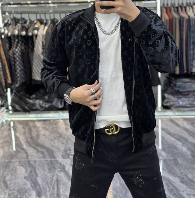 p220 路易威登Lv 2025春季新款男士夹克外套，原单三标齐全高端版本！专柜定制面料 透气舒适度高，细节无可挑剔，品牌元素设计理念，体现高品质。手感细腻柔软
