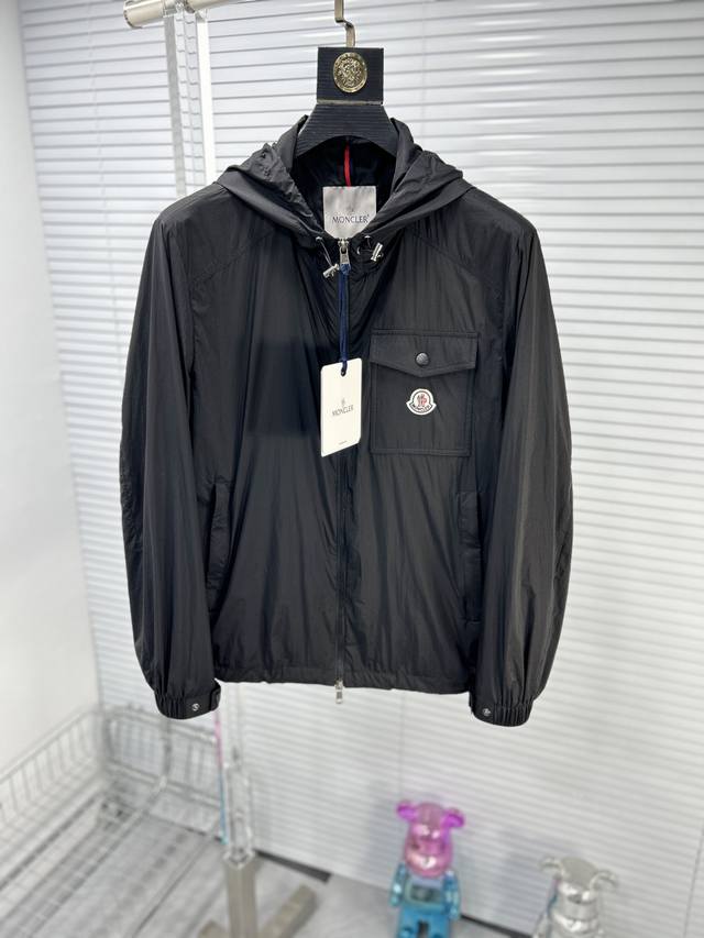 p220 Monc*蒙口 Ss24春款夹克外套。采用客供高密度精材质面料，软糯亲肤，抗皱立挺有型，品牌字母Logo，满满的时尚感；适合多种穿搭风格；一款不挑年纪