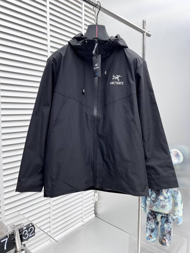 p350 arc*始祖鸟 2025Ss新款男士夹克外套，专柜定制面料透气舒适度高，细节无可挑剔，品牌元素设计理念，体现高品质。手感细腻柔软呈现休闲裁剪，上身版型