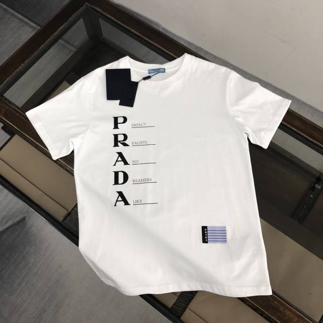 p110 Prada 24Ss夏季新款圆领短袖T恤！高端纯棉面料，手感质感都极完美！修身裁剪设计干净利落！时尚又好看！走线做工非常精致！版型效果超赞！而且透气性
