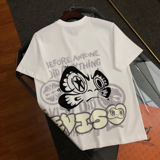 上新100 Evisu 福神2024Ss新款达摩面孔与涂鸦印花T恤 原版面料高版本高品质 网红明星同款 街头艺术元素在Evisu的设计基因中尤为常见，剪裁宽松，