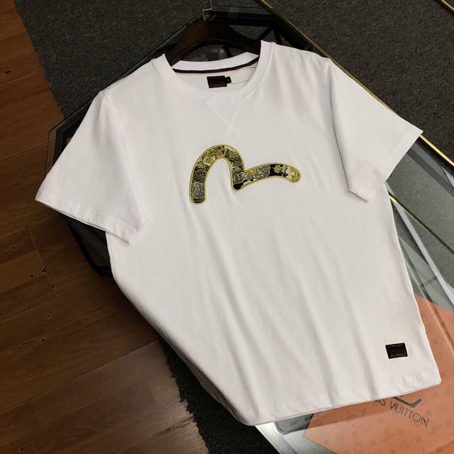 p100 Evisu 福神2023新款男士织锦小海鸥贴布短袖T恤～ 原版面料高版本高品质 网红明星同款 正面以日本松柏与仙鹤图案织锦小海鸥贴布装饰，展示精美工艺