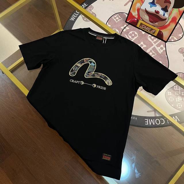 p100 Evisu福神 简约海鸥贴布刺绣短袖T恤男女同款 简约的海鸥在前面辨识度满满，精致的贴布刺绣更显档次，贴布里注入了花卉的元素，个性沉稳不浮夸，简约百搭