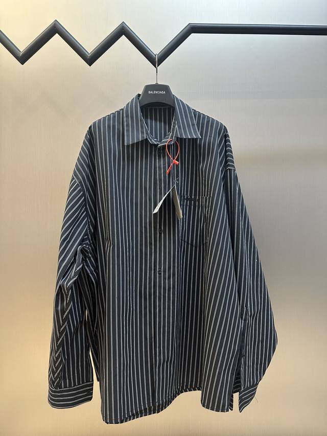 p370 巴黎世家 刺绣双层叠穿衬衣 定制韵致黑白棉府锦缎面料，以经典黑白条纹交替编织，标志性Balenciaga刺绣点缀于胸，以双层叠穿设计为灵魂，在细微之处