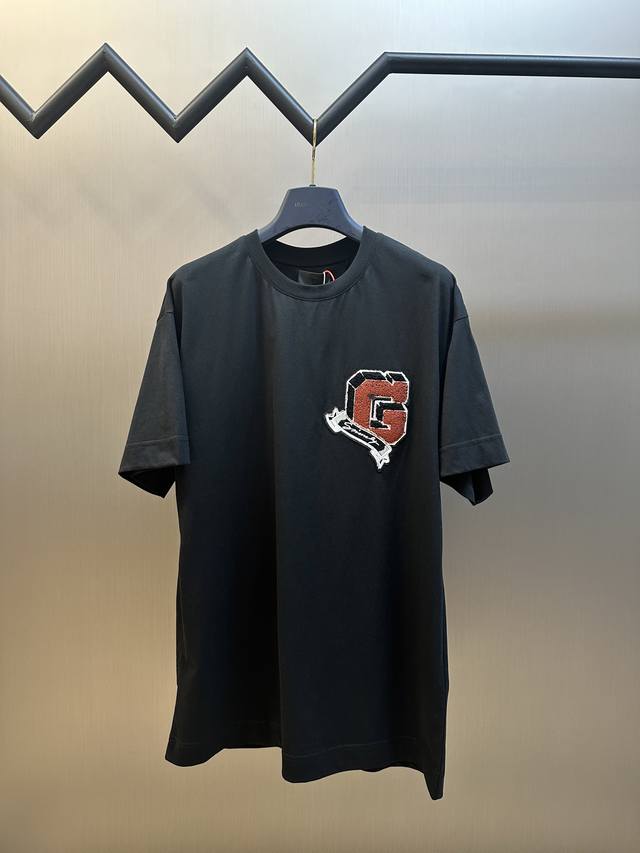 p150 Givenchy College 章仔短袖 定制米色高级丝光棉，饰以纪梵希大写“G”点缀正面，米色呈现温柔雅致。 采用毛巾绣工艺，一种传统手工刺绣技术