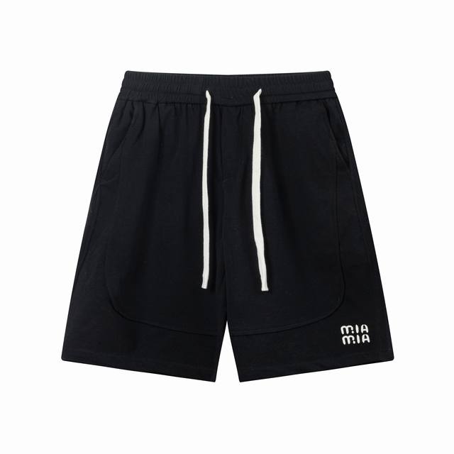 100 2025 Miu Miu 新款针织短裤，定制面料，针织工艺刺绣Logo。 版型紧致立体，直条纹拼接，定制裤绳五金质感强，顺滑，上身舒适透气，凹凸有型的立