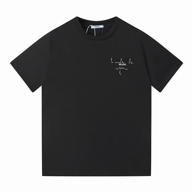 100 Prada 普拉达 25Ss新款 浮花Logo字母短袖（高品质） 面料- 采用270克双股精梳棉面料.索罗纳螺纹订织订染国标一级面料 辅料：官网原版三