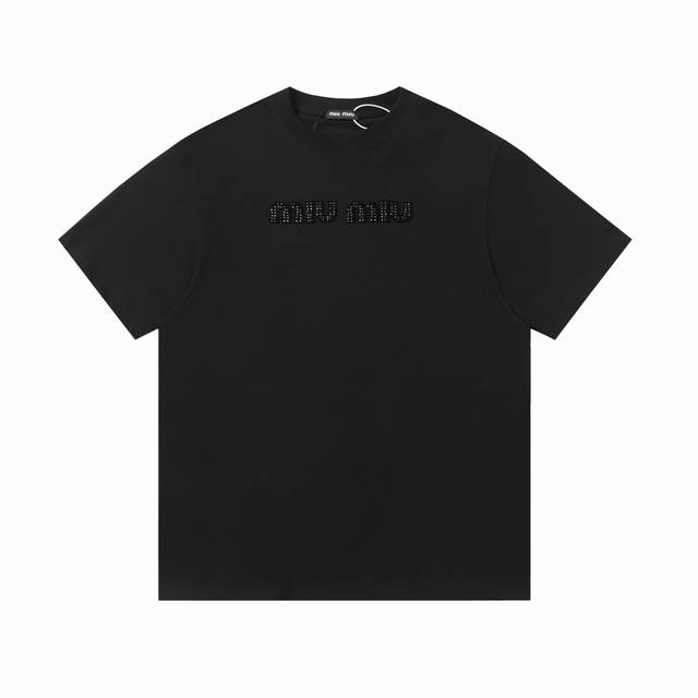 100 miumiu 25Ss新款水钻Logo字母短袖（高品质） 面料- 采用270克双股精梳棉面料.索罗纳螺纹订织订染国标一级面料 辅料：官网原版三标Logo