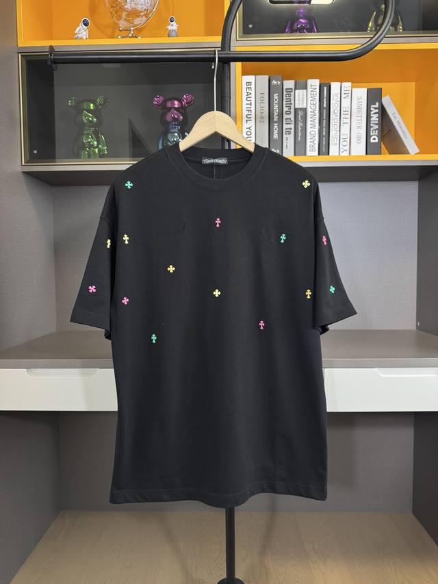 130 ch高版本克罗心Chrome Hearts 2025春夏新款马蹄十字贴短袖T恤，面料：26支双纱 320克重，彩色的五金配件，高密度贴合衣服 印花工艺：