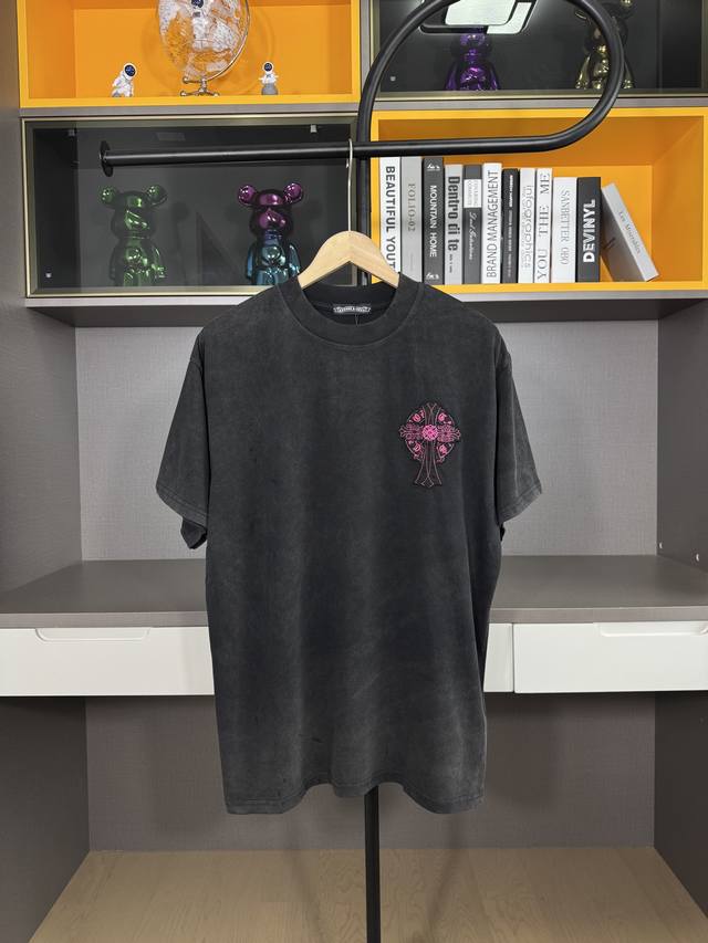 140 ch高版本克罗心Chrome Hearts 2025春夏新款十字贴布水洗喷马溜短袖T恤，面料：26支双纱 320克重，十字绣花，重洗水炒色+喷马溜 印花