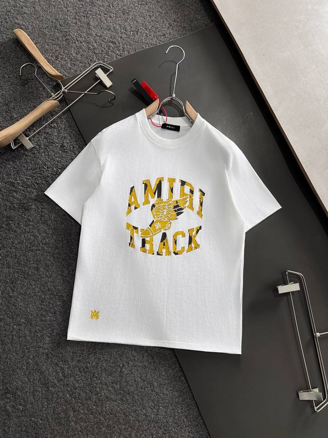 p100 Amiri 阿玛尼 25Ss夏季新款圆领短袖T恤！270克重磅高端纯棉面料，手感质感都极完美！修身裁剪设计干净利落！时尚又好看！走线做工非常精致！版型