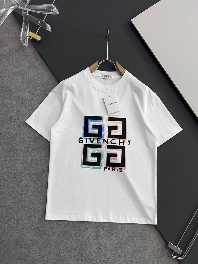 p100 Givenchy 纪梵希 25Ss夏季新款圆领短袖T恤！270克重磅高端纯棉面料，手感质感都极完美！修身裁剪设计干净利落！时尚又好看！走线做工非常精致