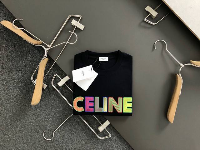 p100 Celine 25Ss夏季新款圆领短袖T恤！270克重磅高端纯棉面料，手感质感都极完美！修身裁剪设计干净利落！时尚又好看！走线做工非常精致！版型效果超