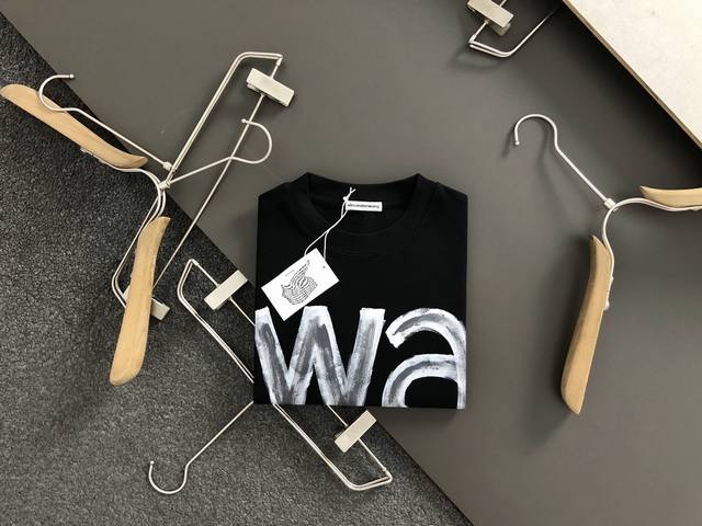 p100 Alexander Wang /亚历山大王 25Ss夏季新款圆领短袖T恤！270克重磅高端纯棉面料，手感质感都极完美！修身裁剪设计干净利落！时尚又好看
