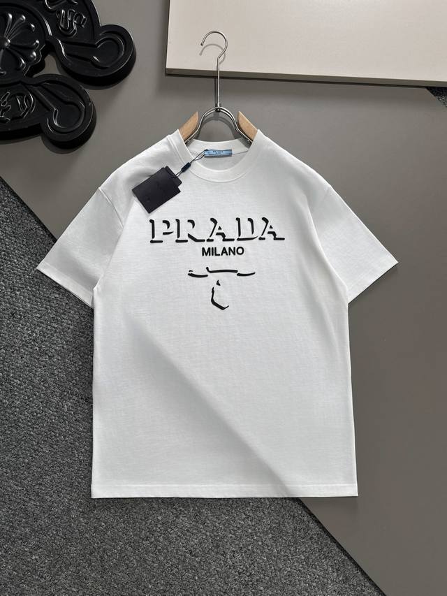 p100 Prada 2025最新款印花短袖，高品质专柜原单短袖，顶级制作工艺进口面料，专柜款优质胶印印花设计，采用进口高端订制260克双纱面料，进口丝线手感一