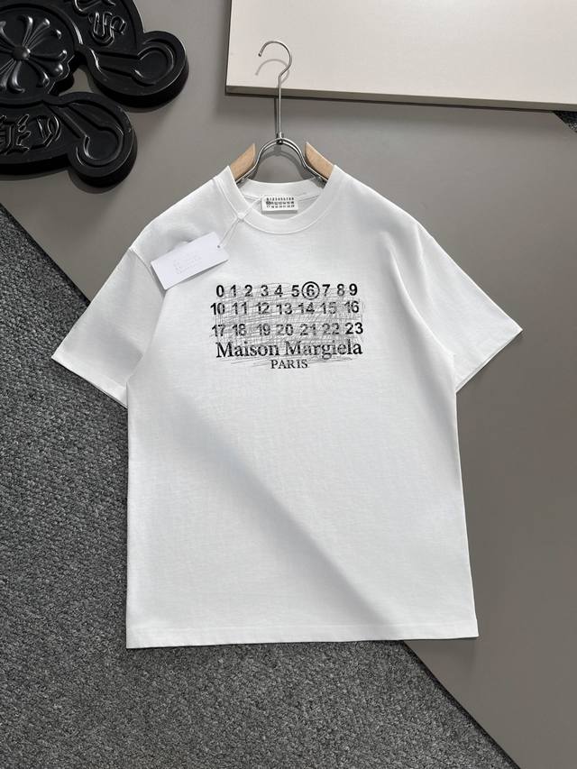 p100 Mm6 2025最新款印花短袖，高品质专柜原单短袖，顶级制作工艺进口面料，专柜款优质胶印印花设计，采用进口高端订制260克双纱面料，进口丝线手感一流！