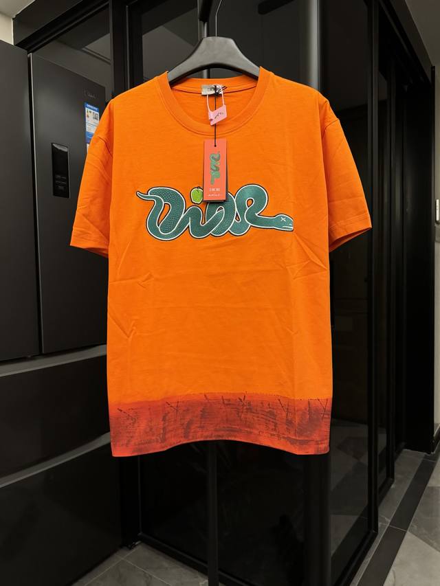 p100【高端】 dior/迪家 蛇年限定 蛇年限定刺绣联名短袖（橙色） and Kawvs限定系列。 采用橙色和红色棉质平纹针织面料精心制作，前后幅下摆采用数