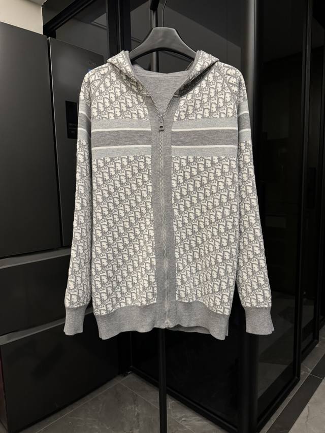 p280【高端复刻】 dior/迪奥 25Fw Oblique老花羊绒双面穿外套（灰色） 超级厚实的一款外套，一面是纯色Logo拼接，另外一面是经典老花，料是进