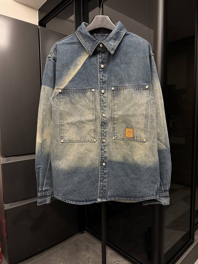 p300【高端复刻】 1V/路易 25Fw 不规则日晒褪色皮标牛仔衬衫外套（蓝色） 第一时间购入开发，进口高密度器械编织丹宁斜纹布结构的面料，复古做旧的洗水工艺