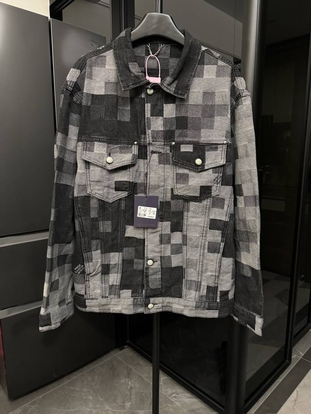 p200【高端】 1V/路易 25Fw 首富马赛克棋盘格牛仔外套（黑色） 定制Yb斜纹全棉牛仔面料宽松牛仔剪裁挺阔有型，深浅撞色马赛克格子提花肌理质感高级时髦，