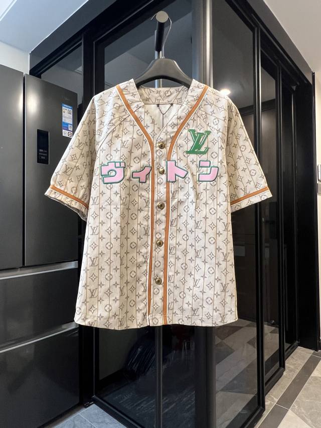 p230【高端复刻】 louis Vuitton/路易威登 1V 25Fw Phareel *Nigo 联名款 刺绣短袖棒球服（卡其色） 第三弹联手打造全新的视