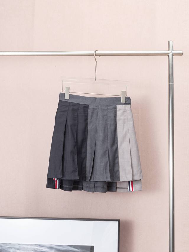 200（Tb经典前短后长撞色拼接百褶裙） thom Browne 汤姆布朗.Tb经典三色拼接撞色前长后短开叉基础短裙 正品起版 前长后短开叉经典短裙 圆形红白蓝
