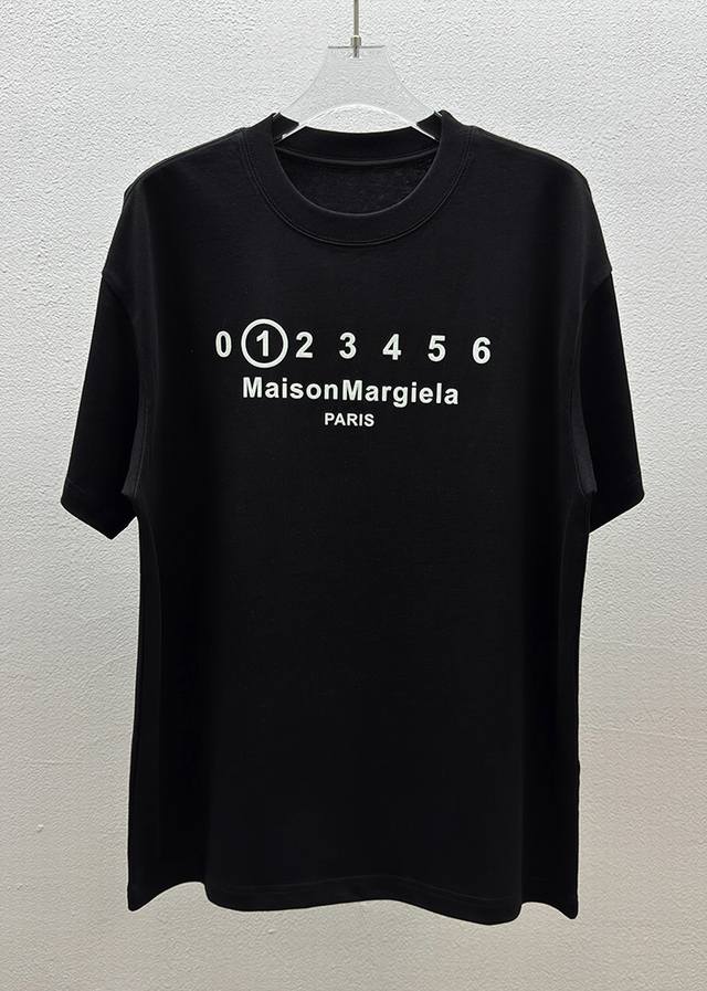 #P100 独家新款 Mm6圆领短袖T恤 数字数码直喷发泡印花 效果杠杠的 面料定制定染 300克100%纯棉短袖 手感非常舒服 超级百搭好看的一款短袖 三标齐