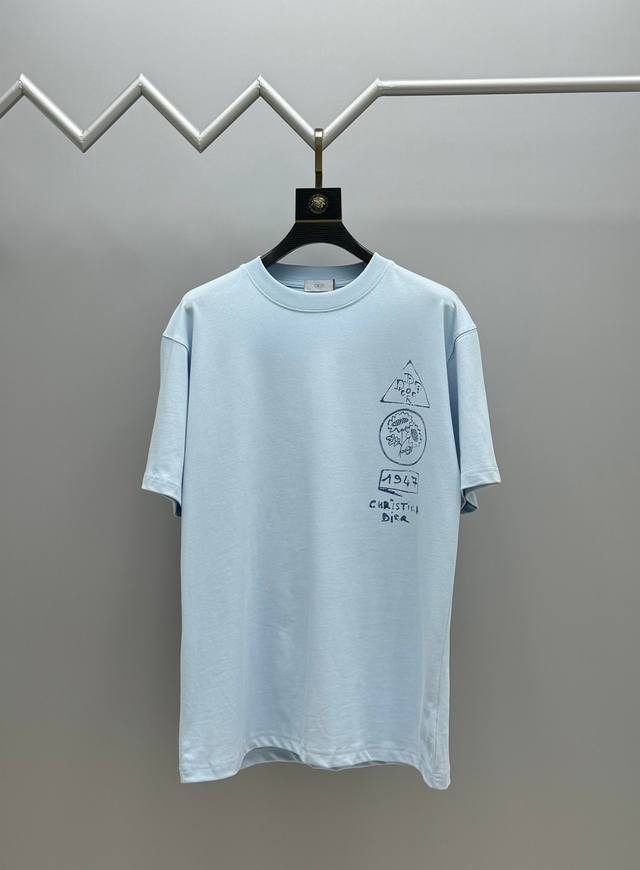 120（顶级版本 区别通货） 全年不下架，放心出售 款式：迪奥/Dio.R短袖T恤 面料：300克重双纱100%棉 罗纹：320克重索络纳1*1潮牌 工艺：高清