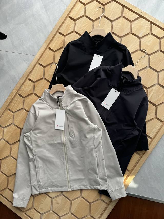 p 230 lululemon —露露立领夹克 这款是决对的经典之作！“芯吸功能性”面料！ 特殊的强韧亲水性再生纤维与复杂的结构！ 面料：100聚酯纤维外层是竖