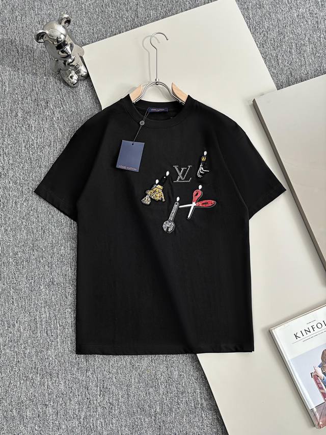 p110 Louis Vuitton* 2025春夏款上新 原高版本 驴家Lv 面料采用270克高密度纯棉 不变形 不缩水 工艺介绍： 走秀款 个性Logo前副