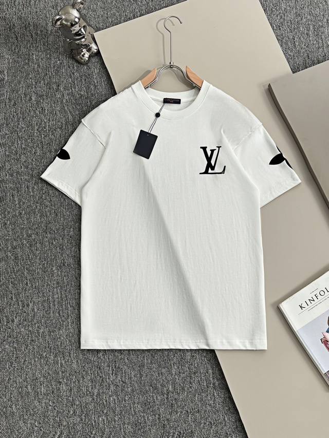 p110 Louis Vuitton* 2025春夏款上新 原高版本 驴家Lv 面料采用270克高密度纯棉 不变形 不缩水 工艺介绍： 走秀款 个性Logo植绒