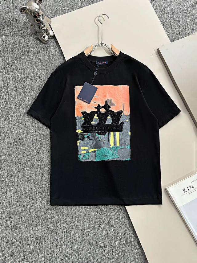 p110 Louis Vuitton* 2025春夏款上新 原高版本 驴家Lv 面料采用270克高密度纯棉 不变形 不缩水 工艺介绍： 走秀款 个性Logo前后