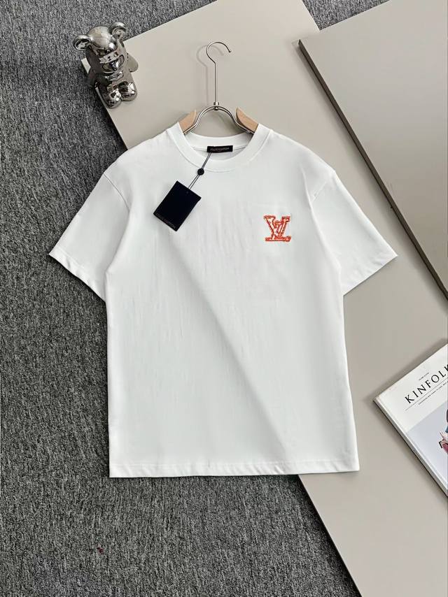 p110 Louis Vuitton* 2025春夏款上新 原高版本 驴家Lv 面料采用270克高密度纯棉 不变形 不缩水 工艺介绍： 走秀款 个性Logo前后