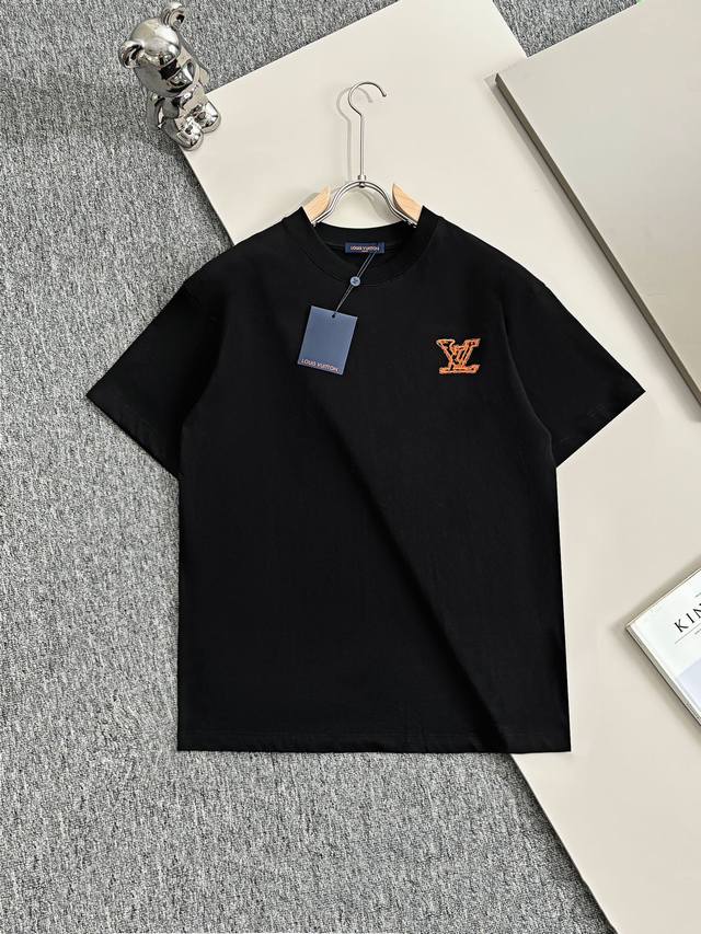 p110 Louis Vuitton* 2025春夏款上新 原高版本 驴家Lv 面料采用270克高密度纯棉 不变形 不缩水 工艺介绍： 走秀款 个性Logo前后