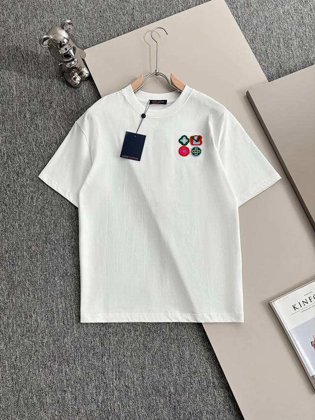 p110 Louis Vuitton* 2025春夏款上新 原高版本 驴家Lv 面料采用270克高密度纯棉 不变形 不缩水 工艺介绍： 走秀款 个性Logo走线