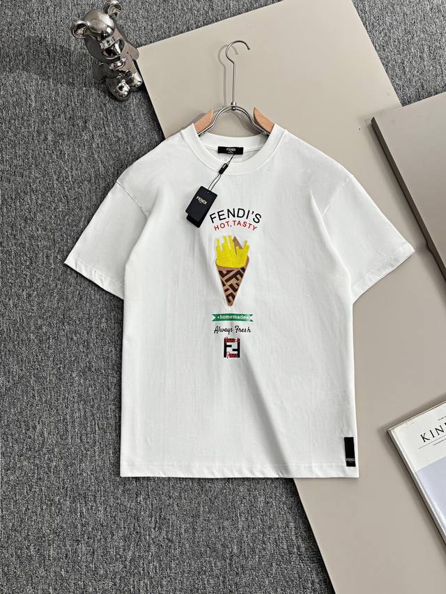 p110 Fendi 芬迪 双Ff 2025春夏款上新 原高版本 fendi 芬迪胸前刺绣大Logo 面料采用270克高密度纯棉 不变形 不缩水 工艺介绍：双