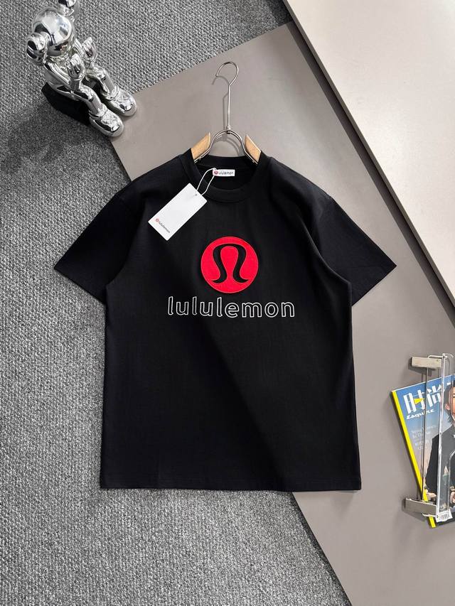 p100 Lululemon 2025新款 高密度刺绣字母+贴布Logo 后幅植绒蛇形字母 男女同款 短袖T恤 ·定制260克100％双纱纯棉面料 ·定染32支