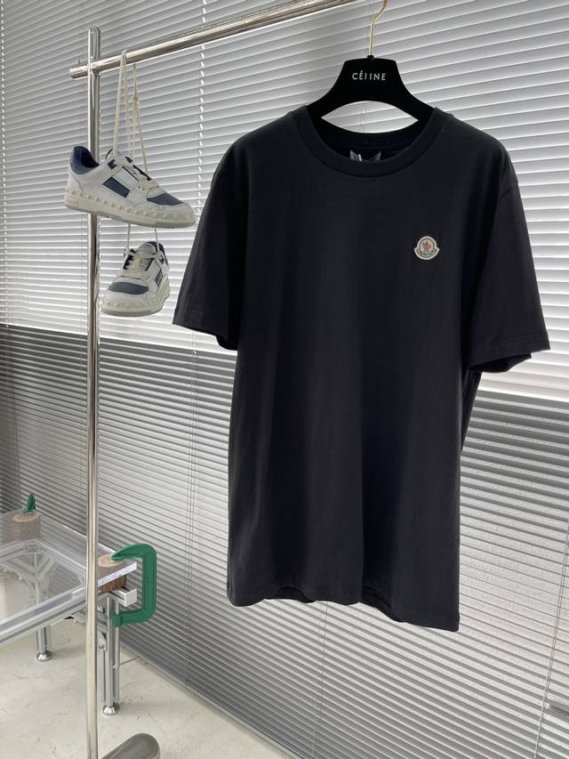 p120 moncler 标识短袖 定制云舒绒棉平纹 柔软细腻 舒适贴肤 标志性Mon 标识点缀于胸前 仿佛艺术家的灵魂印记 辨识度拉满 以瓷光白为主色调 散发