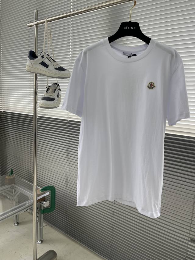 p120 -Moncler 标识短袖 定制云舒绒棉平纹 柔软细腻 舒适贴肤 标志性Mon 标识点缀于胸前 仿佛艺术家的灵魂印记 辨识度拉满 以瓷光白为主色调 散