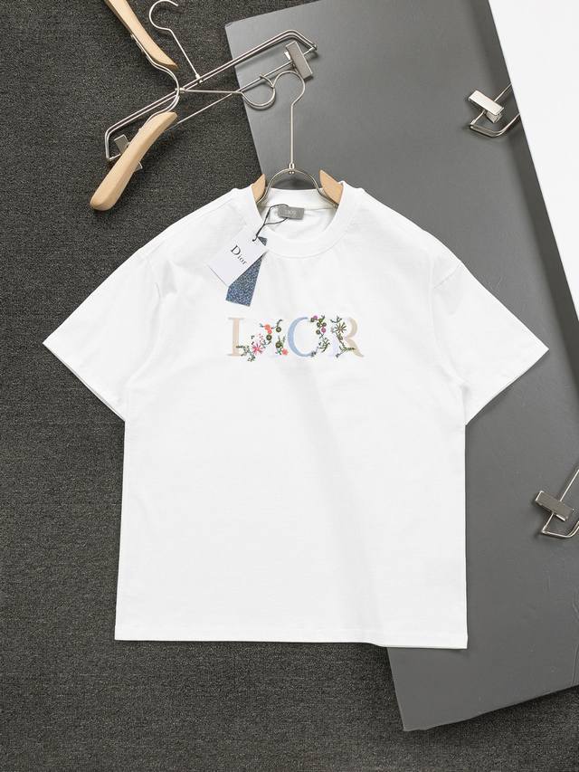 p150 Dior 迪奥 微宽版 Cd 25Ss新款独家限定 Dior花卉立体绣字母刺绣图案 作为奢侈界的龙头，D家可谓是当之无愧了，而今天要说的这件作品，首先