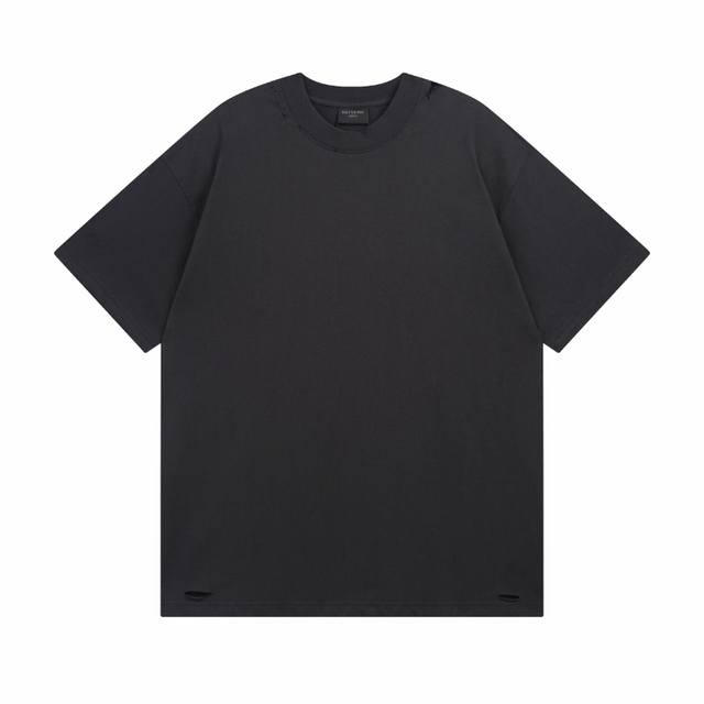 p130【顶级版本】 大货细节图 #巴黎25Ss后背艺术美纹纸胶带做旧磨破短袖# balenci*Ga巴黎# 面料采用260G巴黎专用双纱*高克重1比1双纱罗纹