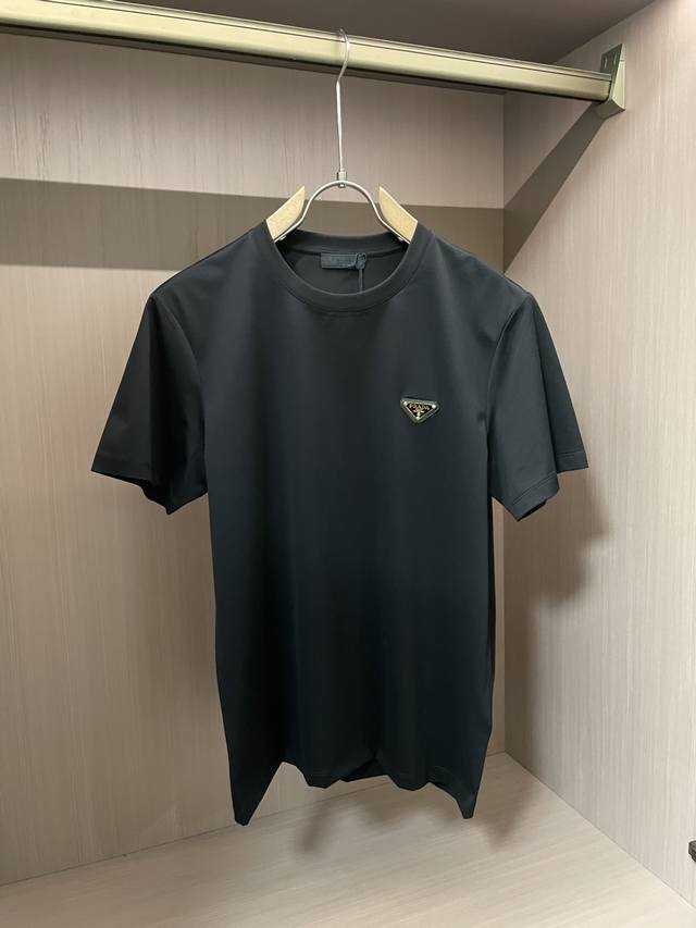 p120 prada 2025春夏新品填充珐琅彩金属三角标短袖T恤；260克纯棉棉面料，胸前定制珐琅彩金属三角标志，三标齐全，作为一款经典的代表作，一直都是沿袭