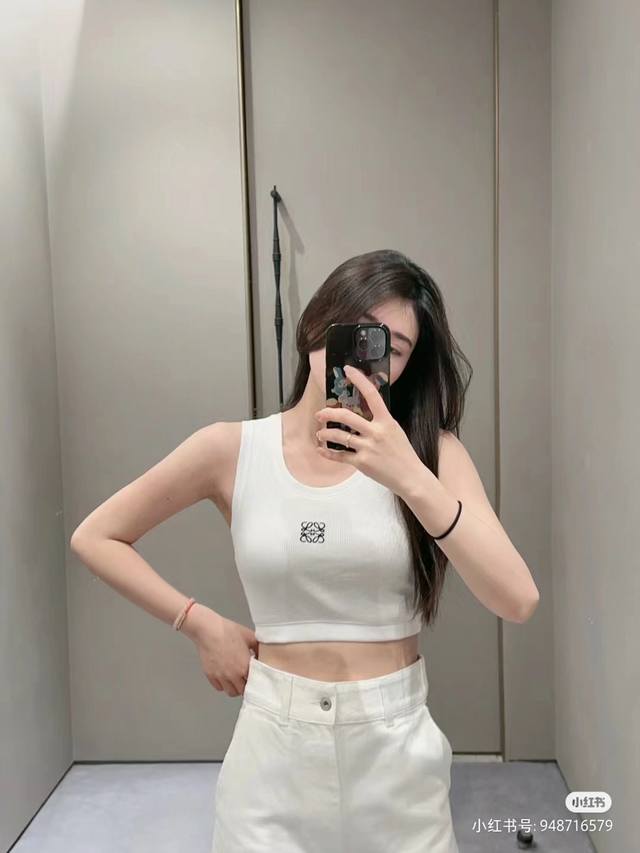 80 「顶级品质」 款号：7315# 【罗意威/Loewe 短款纯色刺绣小标Logo修身性感打底针织背心】 女神夏季必备短款小背心 辣妹修身性感巨显身材款 夏季